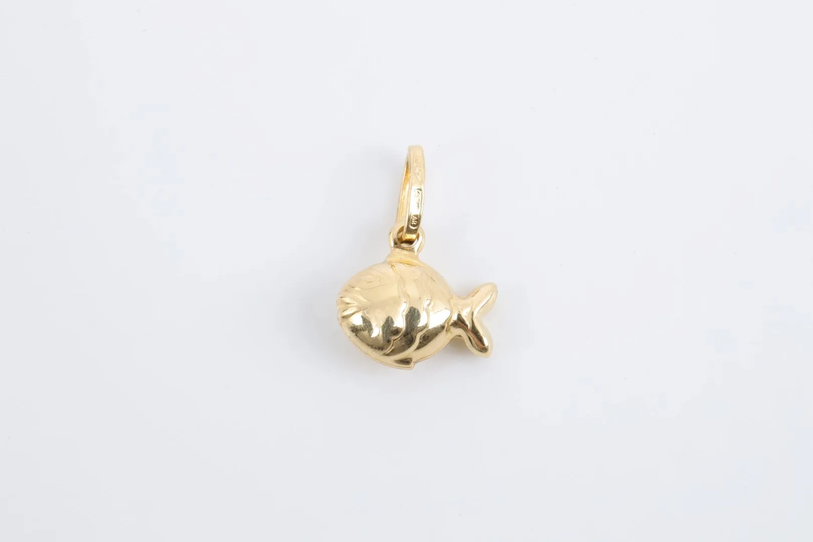 18k Yellow Gold Fish Pendant (0.91g.)