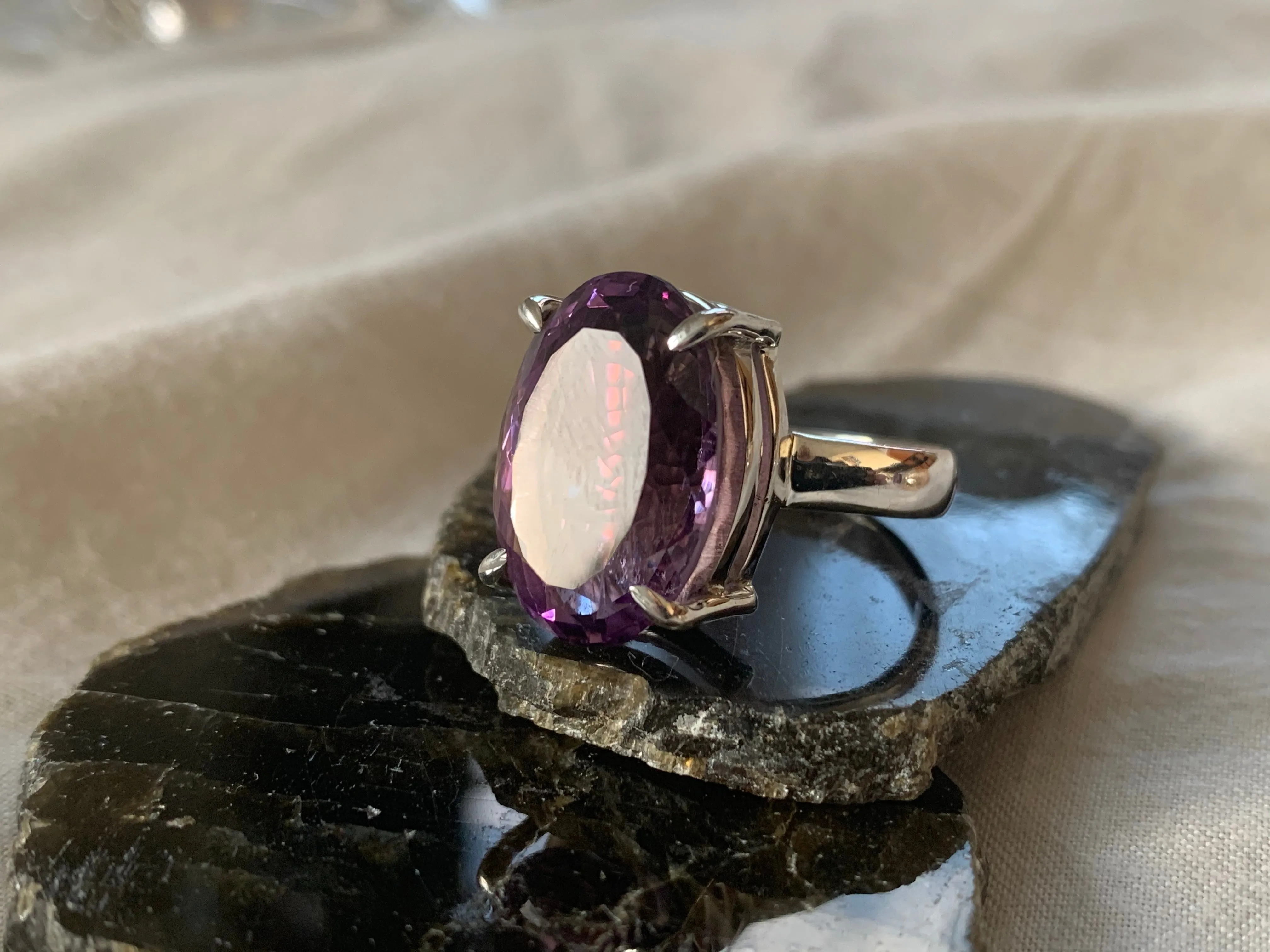 Amethyst Sanaa Ring - Large Oval