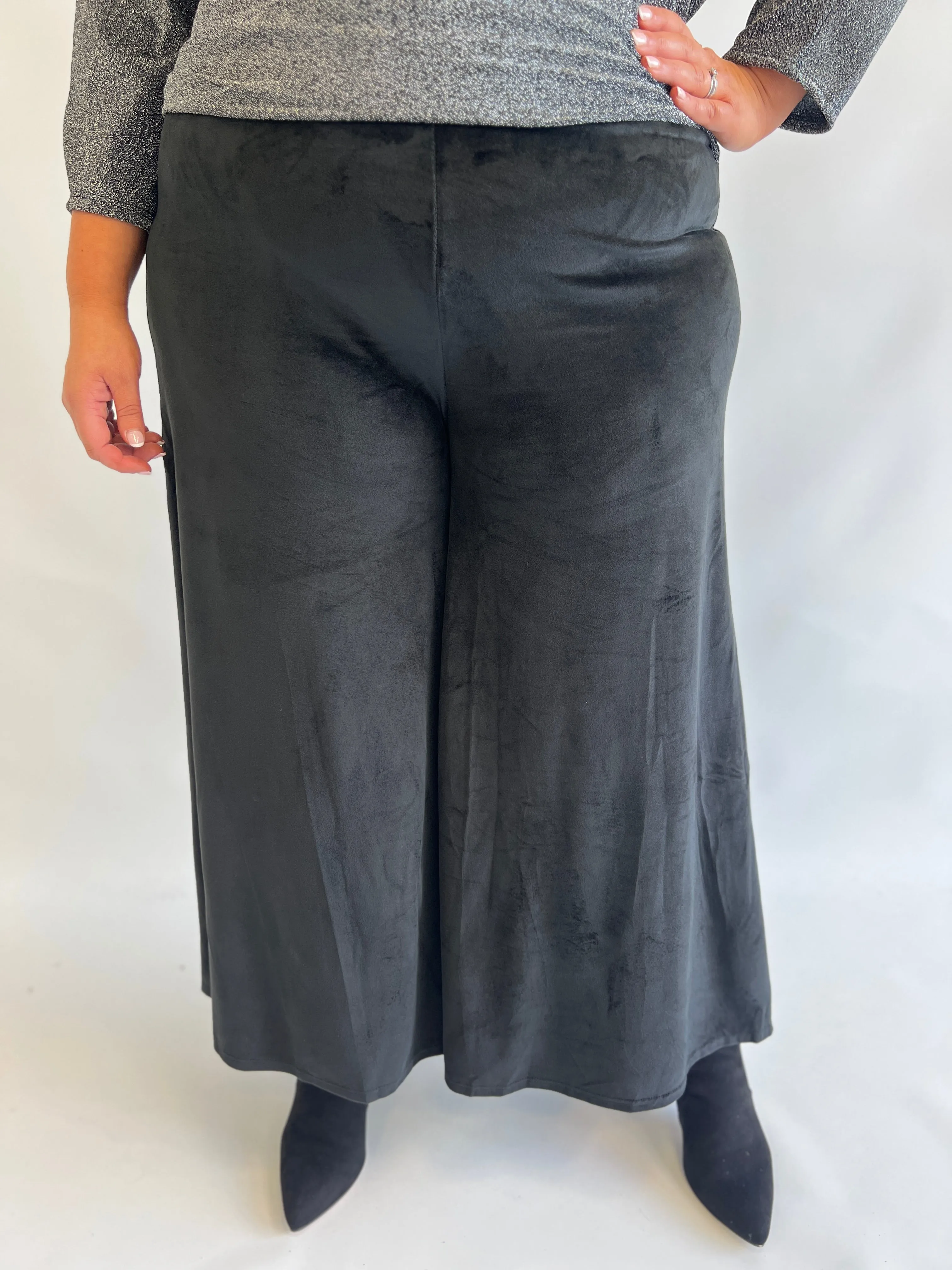 Ari Velvet Culottes in Black