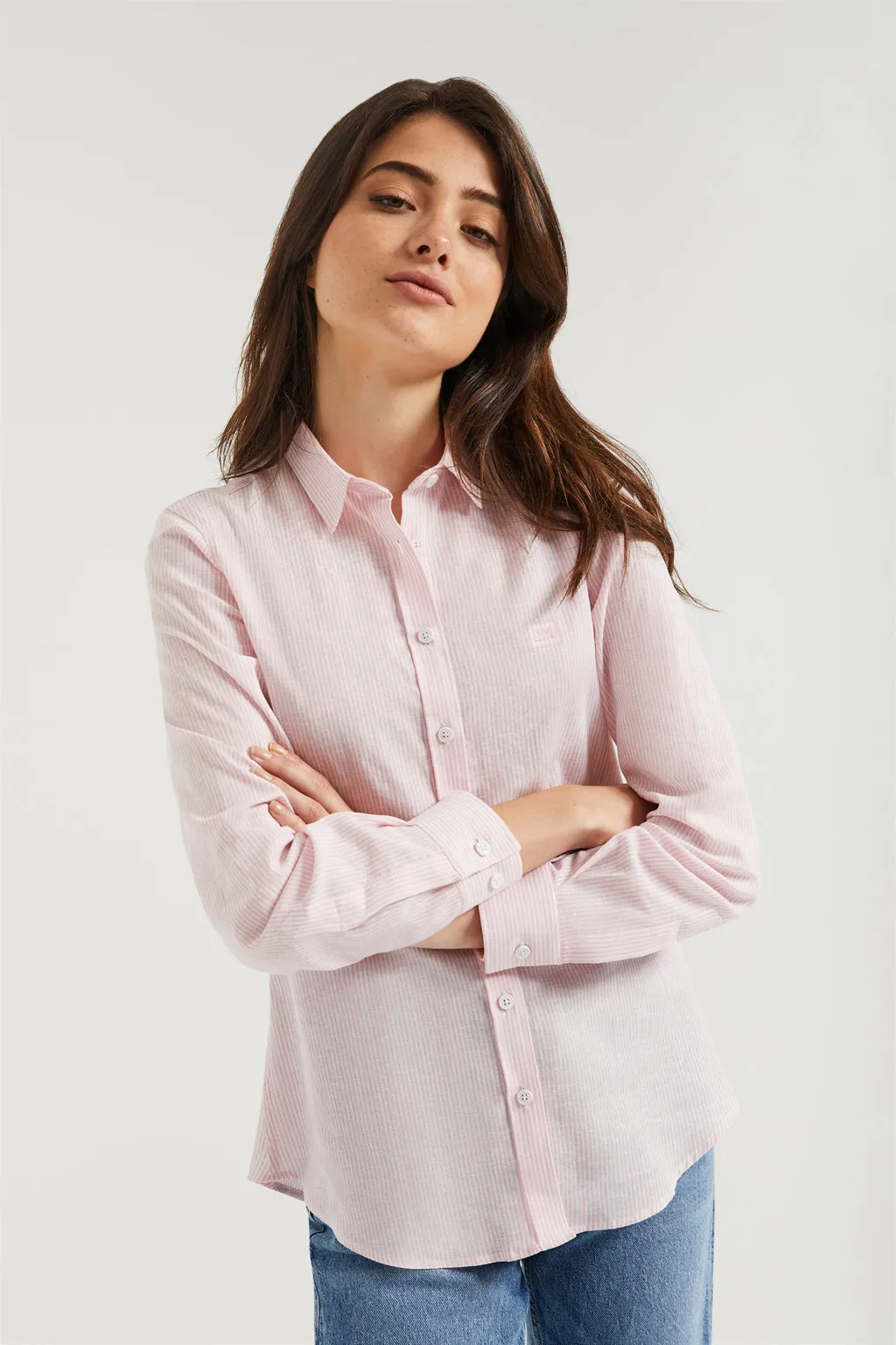 Camisa mil rayas rosa con detalle bordado en el pecho