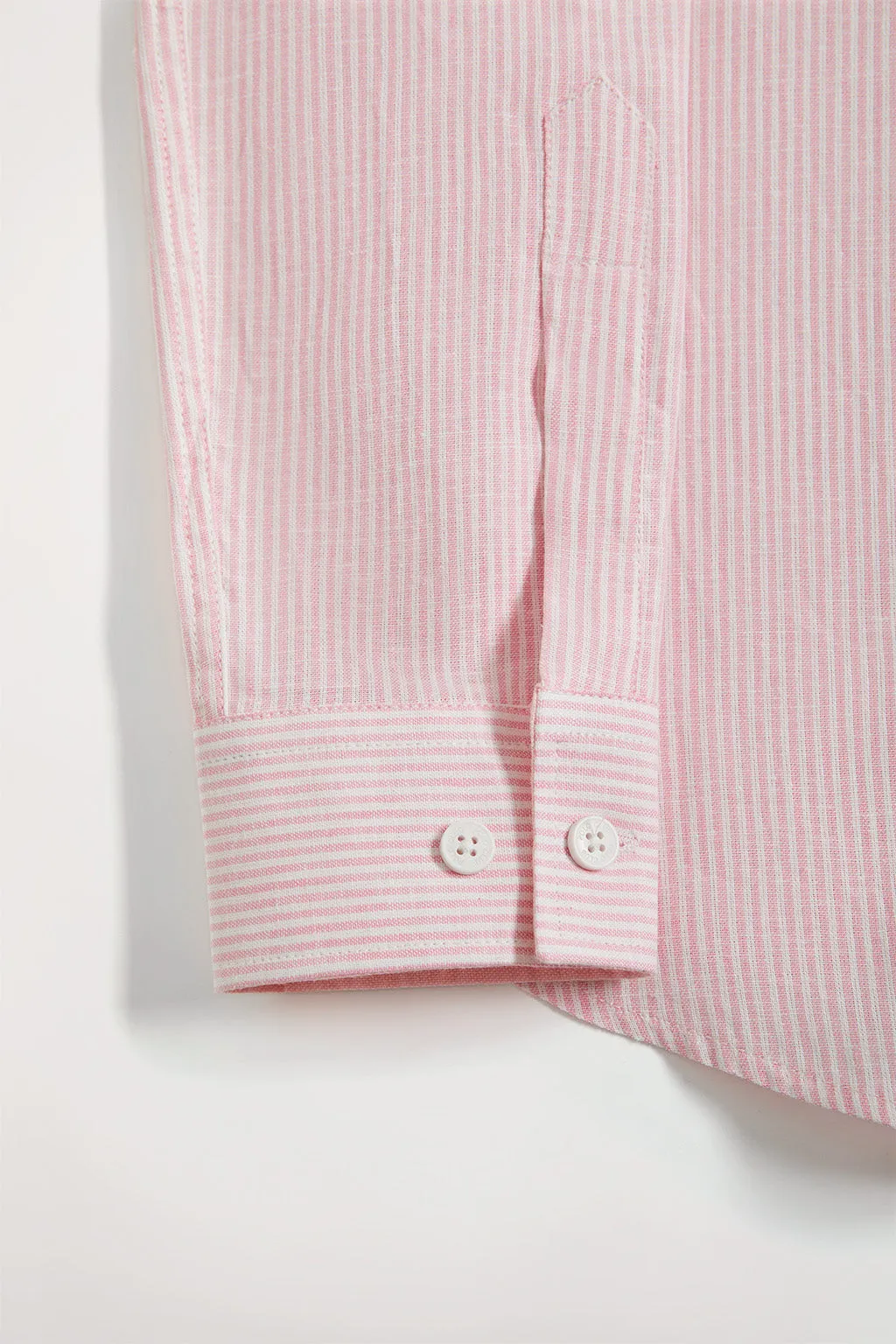 Camisa mil rayas rosa con detalle bordado en el pecho