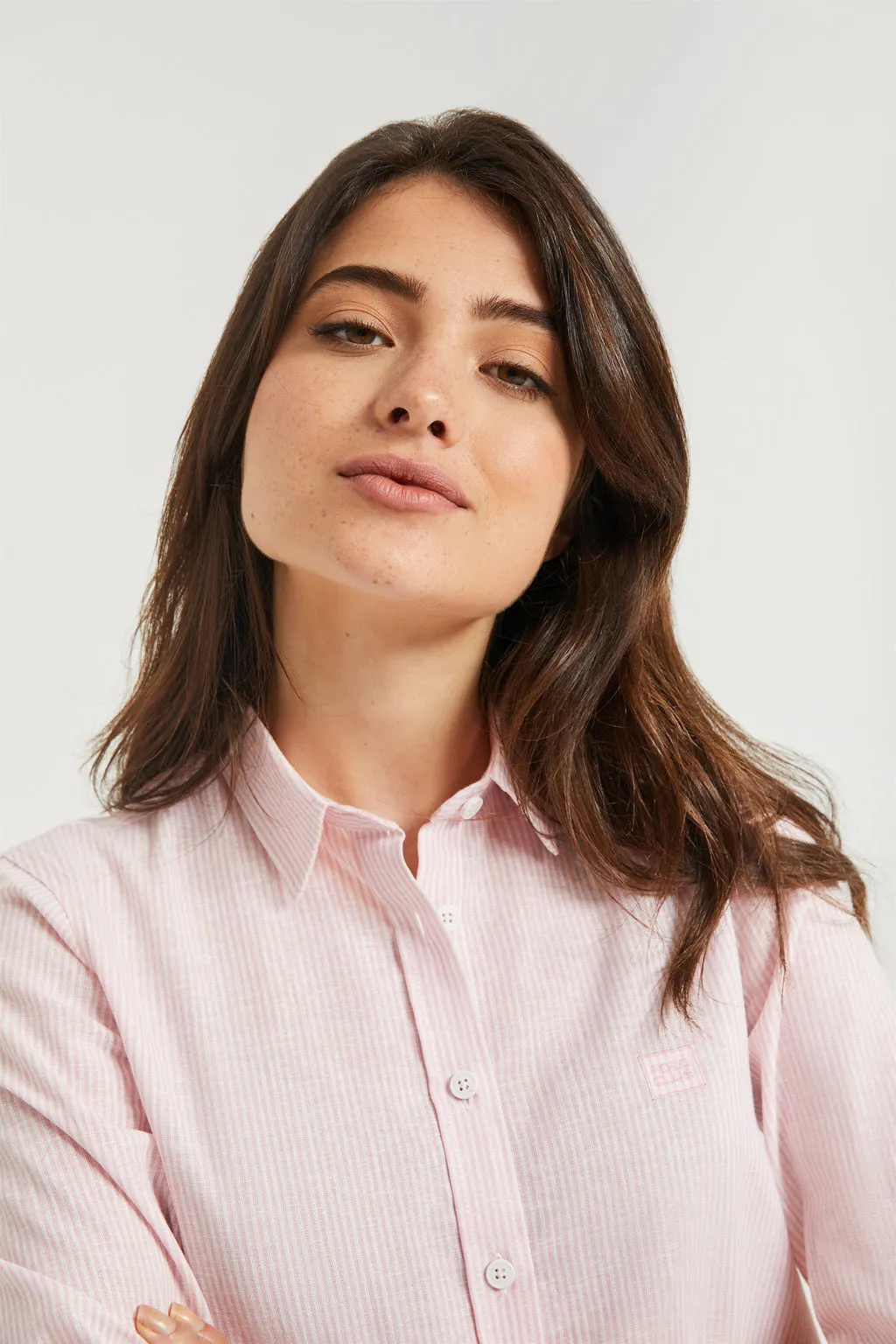 Camisa mil rayas rosa con detalle bordado en el pecho