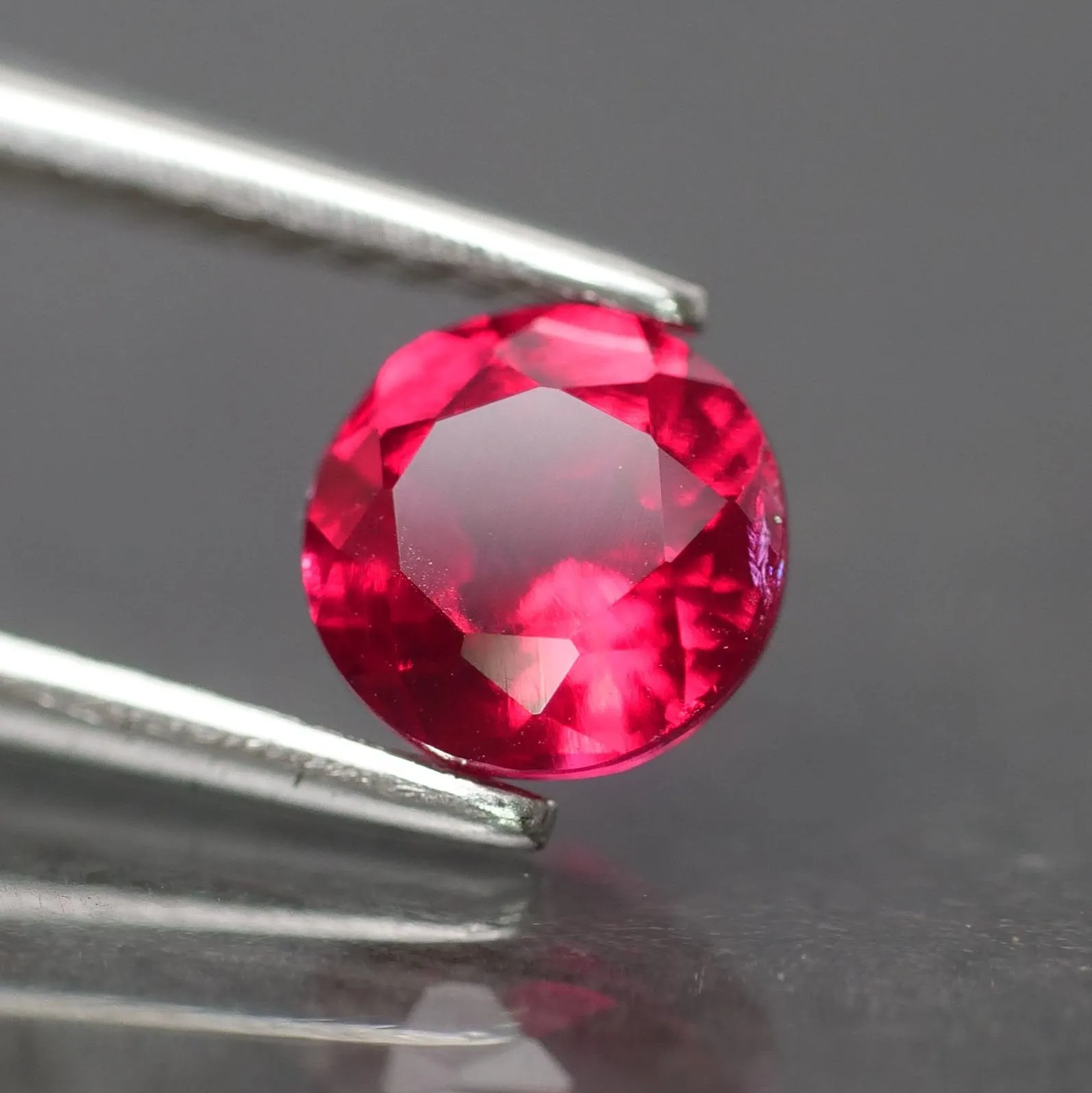 Ruby | Lab created Hydrothermal , round cut 5 mm, 0.8 ct