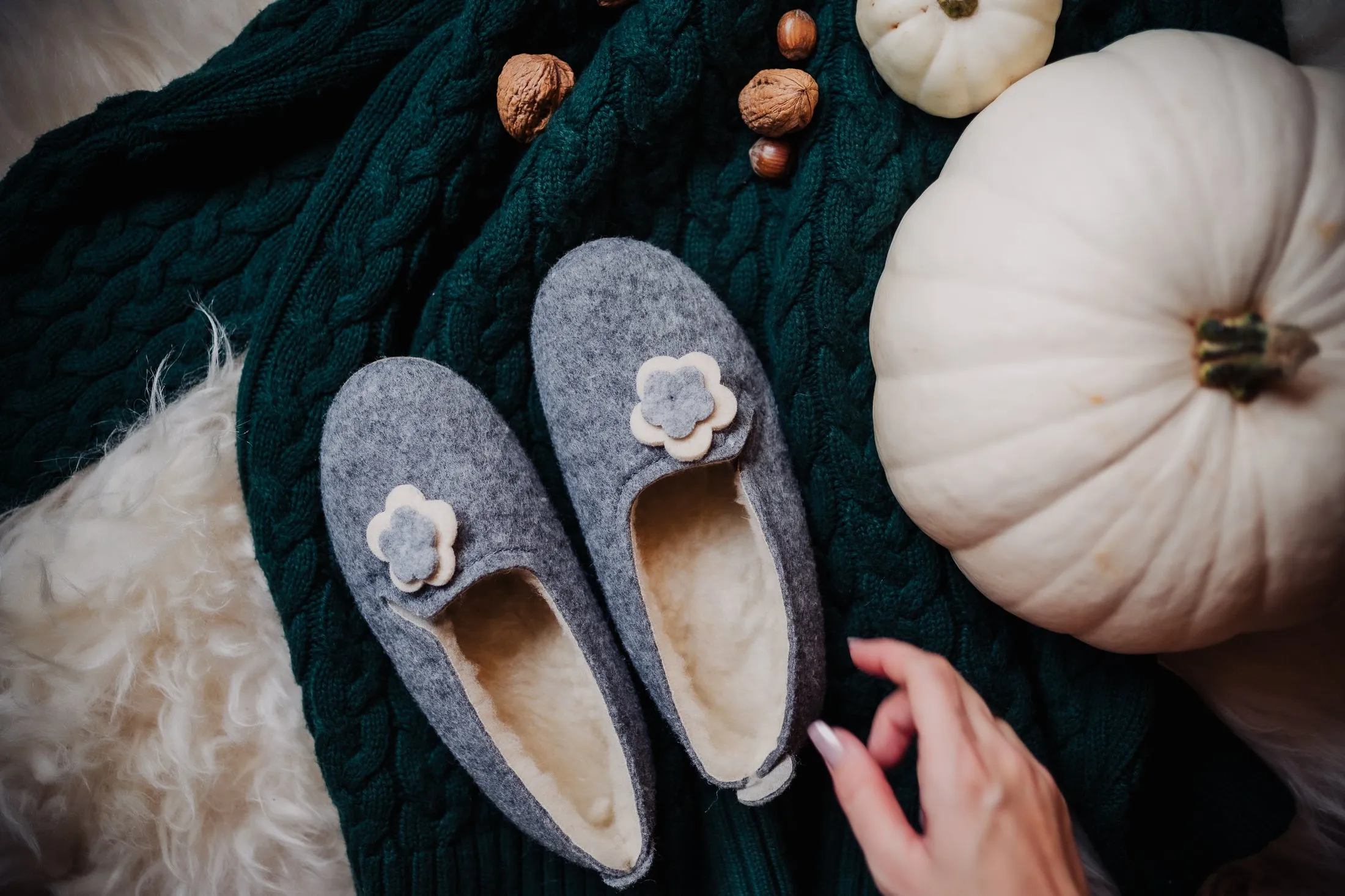 White Flower Felt Slippers with Wool